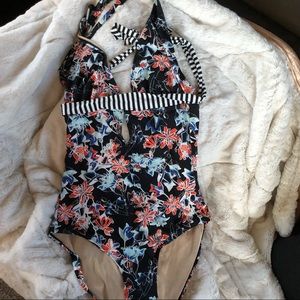 Stunning Tart Swim in EUC Contrasting Print Halter Deep V Low Back High …
